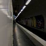 Second image from the photoset 'metro (iii)'.