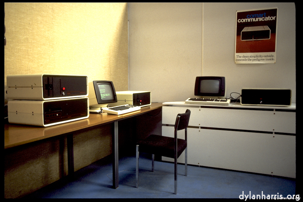 image: un ordinateur ancien